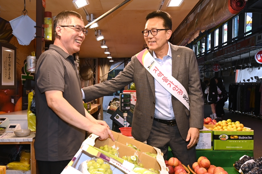 이재호 연수구청장이 지난 30일 추석 명절을 앞두고 전통시장 활성화를 위해 송도역전시장과 옥련시장을 방문했다